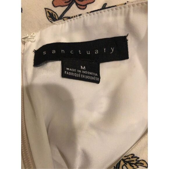 Sanctuary white background with floral pattern 3/4 sleeves and flutter at bodice - Picture 8 of 9